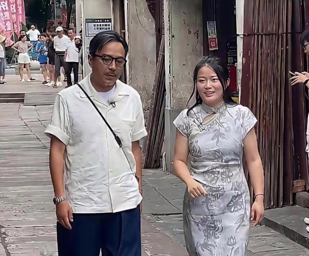 51岁汪涵与47岁杨乐乐站在一块儿，活脱脱一副老少配的模样，反差感拉满。