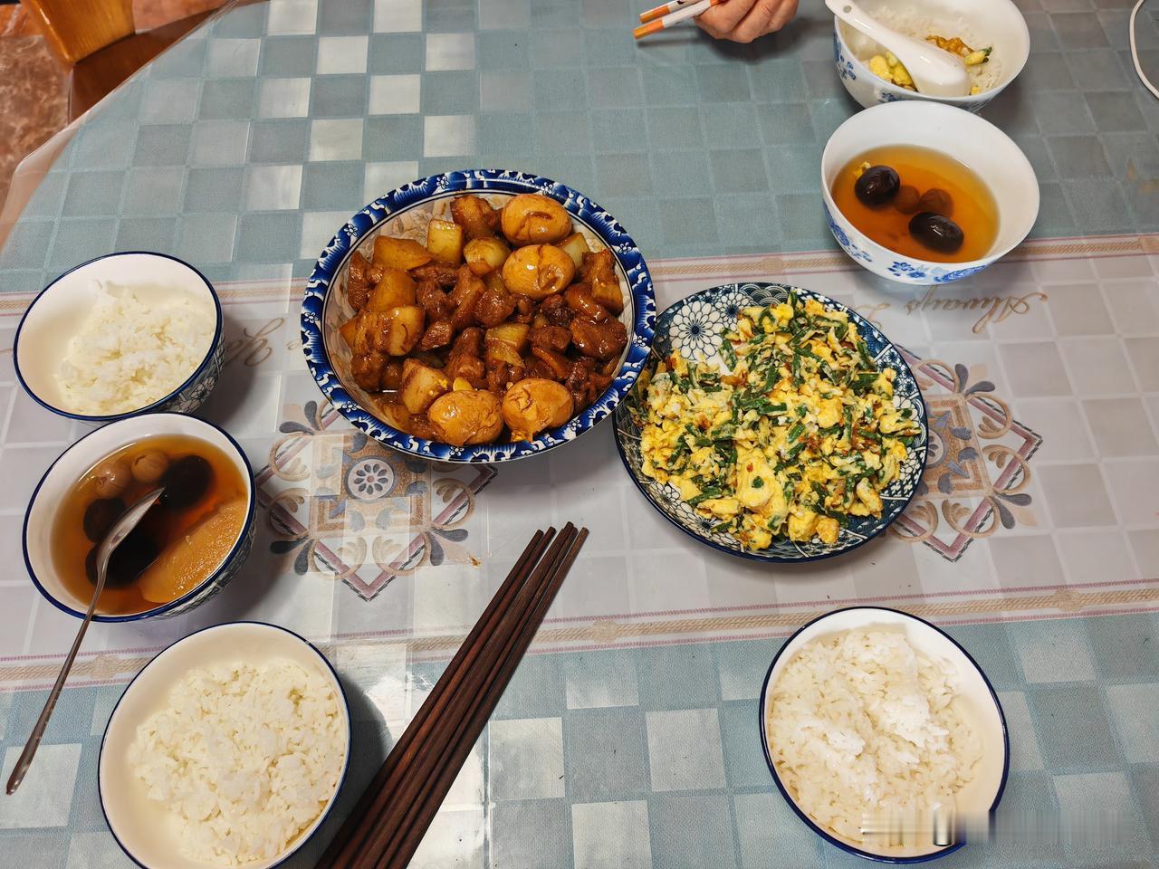 午餐分享～十一点老公回来了，他说在家吃午饭，买回来一块肉，打算五花肉炖白萝卜。