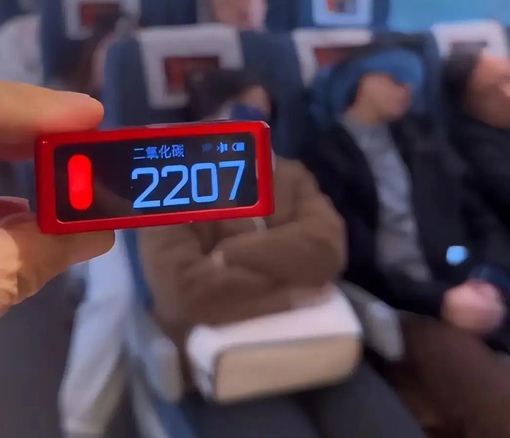 “真相了！”男子发现自己一坐高铁就特别容易犯困，提前喝咖啡都不管用，他觉得车厢空