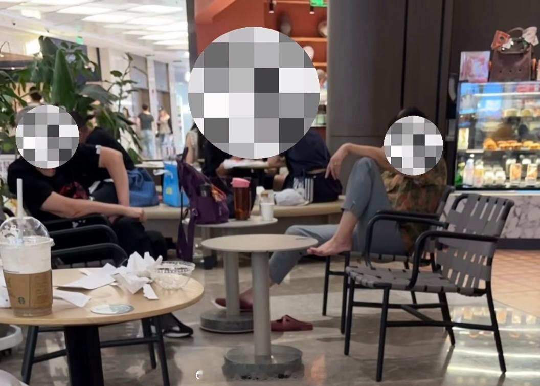 常州星巴克关空调确实很讨厌占座不消费的人，不光是大爷大妈，很多人拿个水壶就坐那