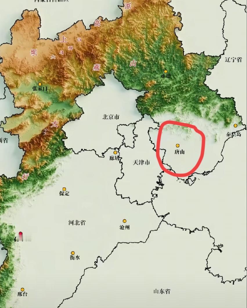 唐山的地理位置挺有意思，面相渤海，接壤天津，临近北京，又是通往东北的要到，地理优