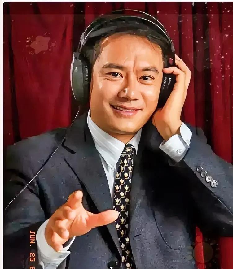 这下可好了，铁饭碗都丢了，江苏体育频道的主持人何涛，在解说“苏超”赛事时，说