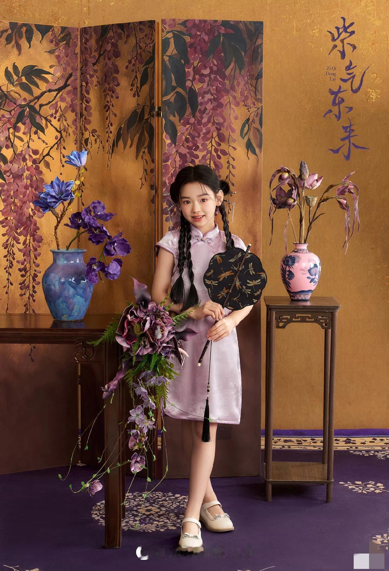 看到董璇母女的合照，我第一反应不是美，而是“算计”。这不是普通的晒娃。紫色旗