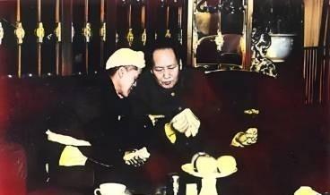 1960年12月26日，毛泽东请客吃饭，毛泽东爱吃红烧肉，高智一块块夹到毛泽东碗