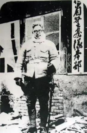 1945年8月，日本战败的消息传到伪满洲国通化。伪通化省警务厅长岸谷隆一郎坐在书