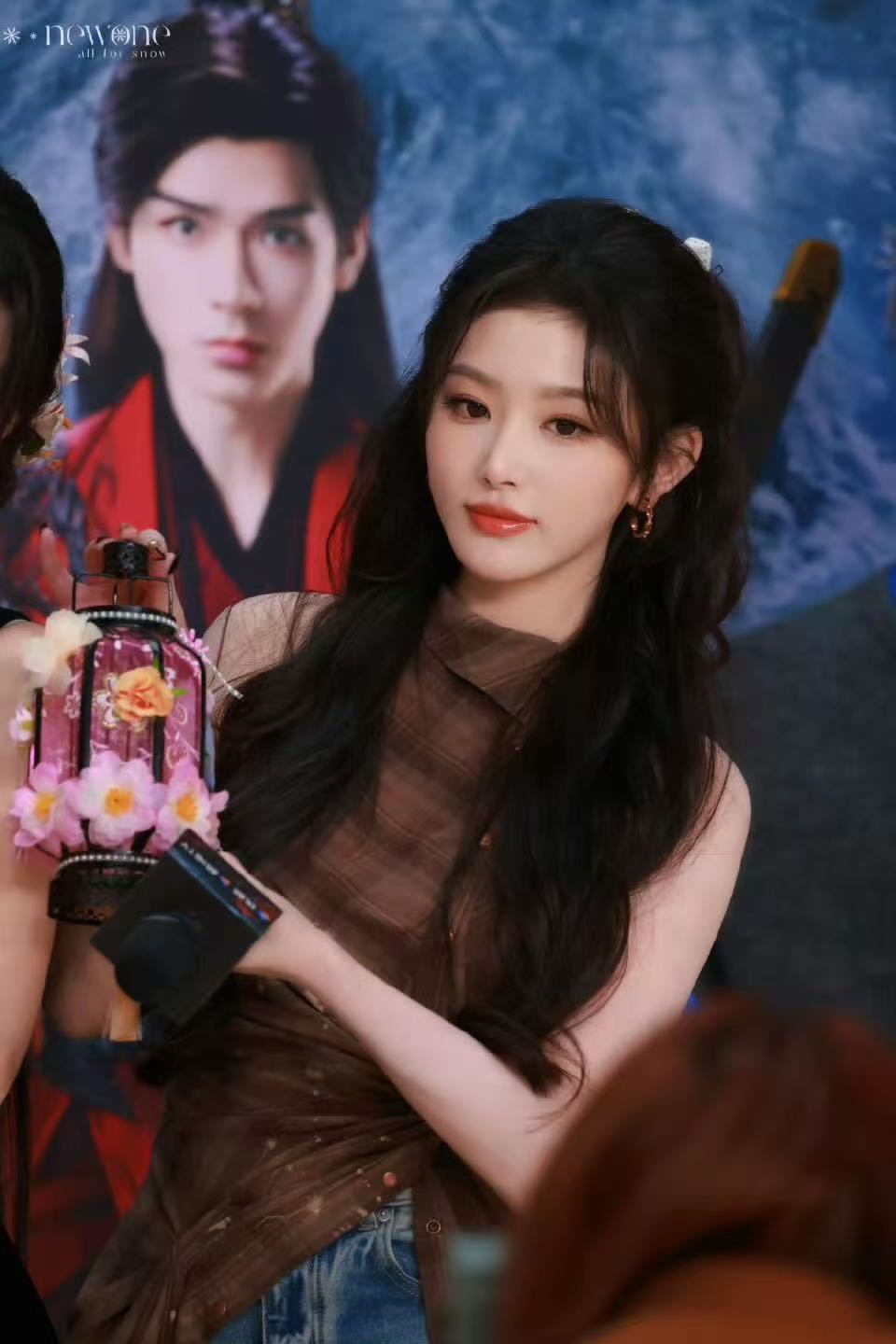 杨雨潼孔雪儿花花相惜扫楼看得大饱眼福！杨雨潼孔雪儿美萌脸同框，《暗河传》小鹤花