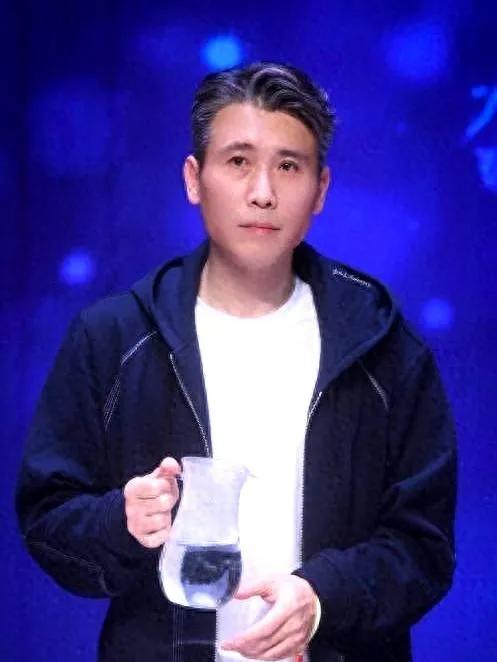 李乃文与杨婷结婚3年，通过日常互动展现恩爱，从合作关系发展为夫妻。演员李乃文与