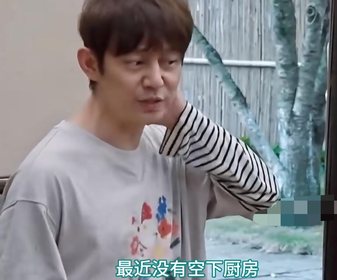 何炅在节目上明cue黄磊为啥不掌勺做饭了。哈哈哈，还记得黄磊做饭被网友嘲笑吗？