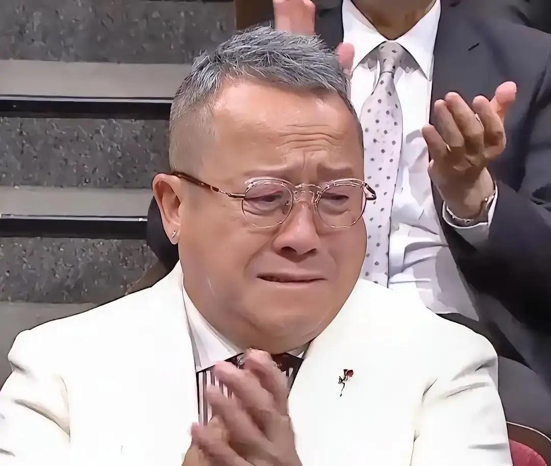 林盛斌终于把“最佳男主持”抱回家，转身一激动，啪，奖杯断成两截。尴尬？不存