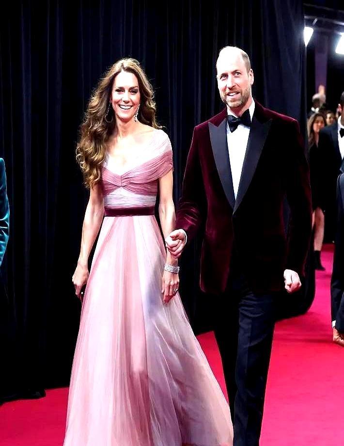 癌症康复后首次携手威廉登BAFTA红毯凯特穿6年前旧裙直接炸场威廉穿酒红