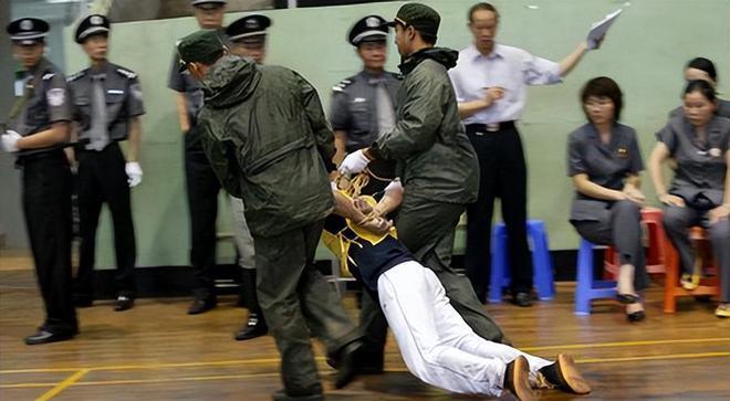 万万没想到，死刑犯在被执行枪决之前大部分人都浑然不知，直到下车后才全身软绵绵的面
