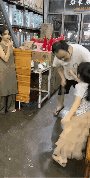 一见姐姐要打，妹妹吓坏了！毕竟爸爸是假打，姐姐可是要打假啊！