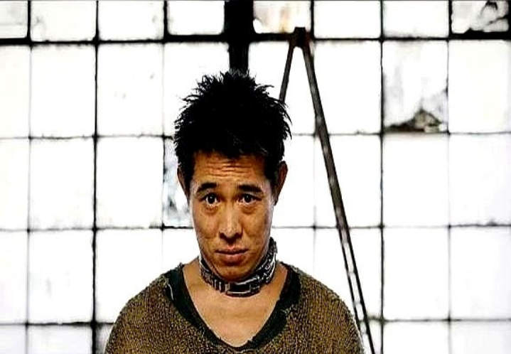 好莱坞压根儿没把李连杰当人看，他自己也没把自己当人看。之前看过他一部片子，里