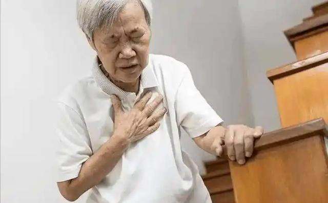 随着气温的逐渐升高，我们的饮食习惯也在悄然变化。有一些常见食物可能正悄悄加重肾脏