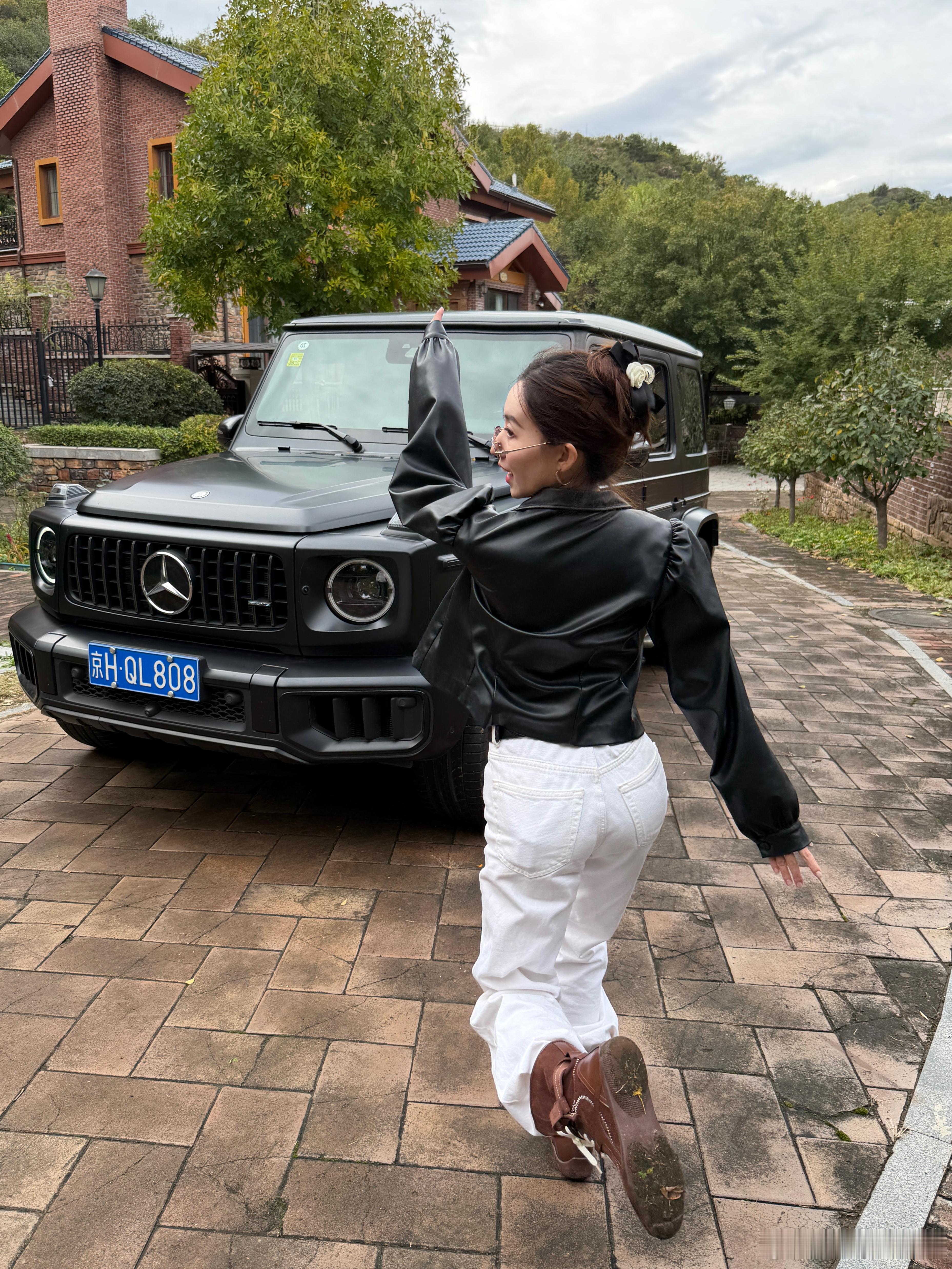 兄弟们还得是V8阿！G63不选配裸车259W，比G500足足贵了70W+，贵在哪
