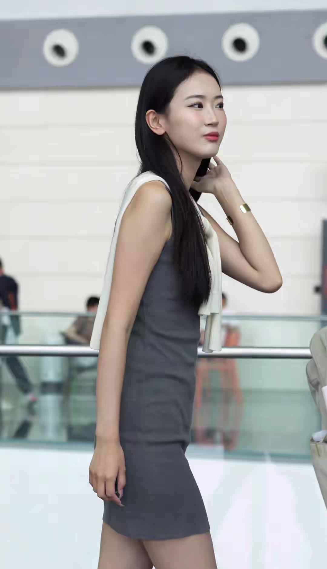 在机场拍照的女模特，不能说很好看，但可以说很年轻啊
