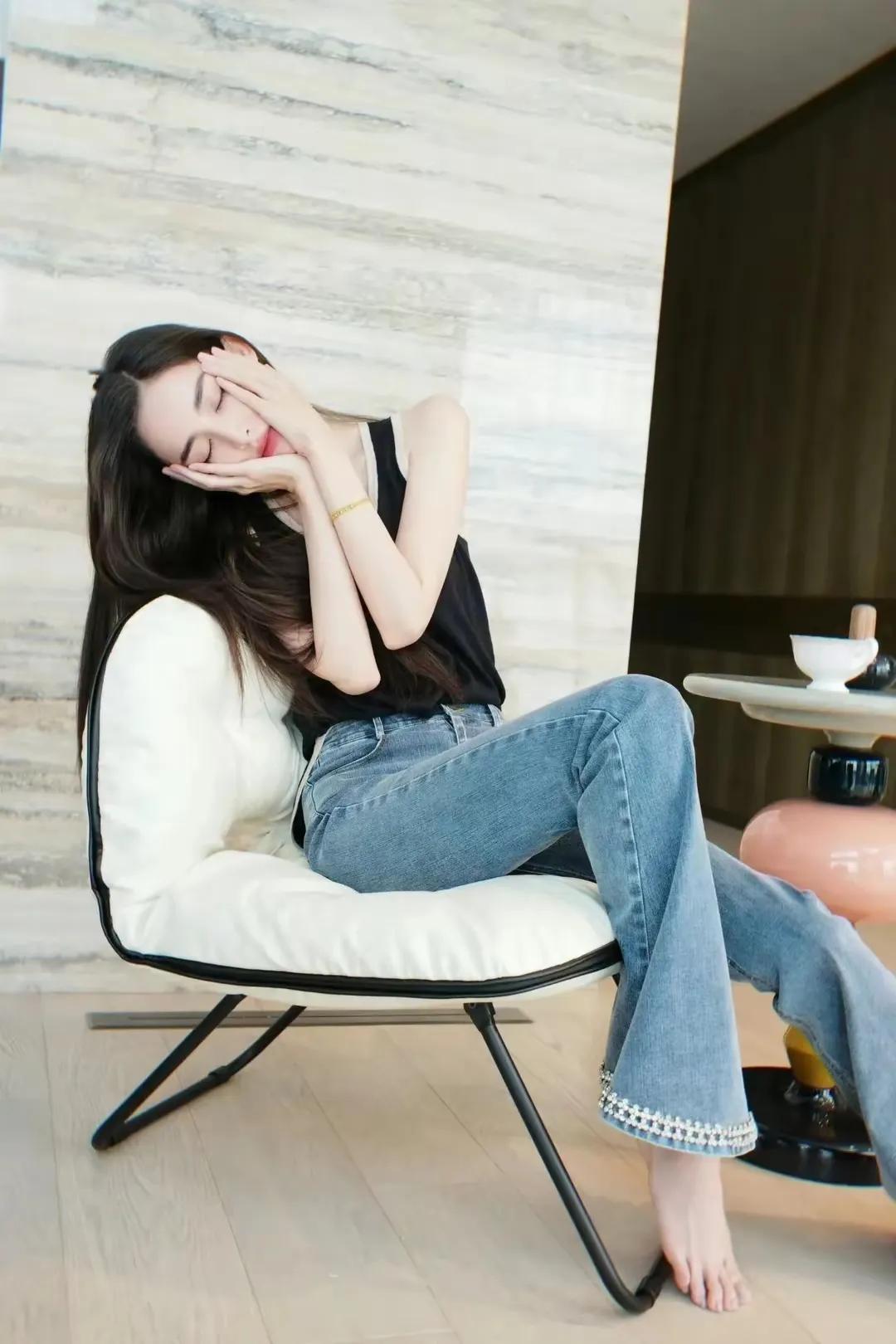 这真的是古力娜扎吗？原来光着一双脚丫子穿条牛仔裤也可以这么美！古力娜扎的腿实在是