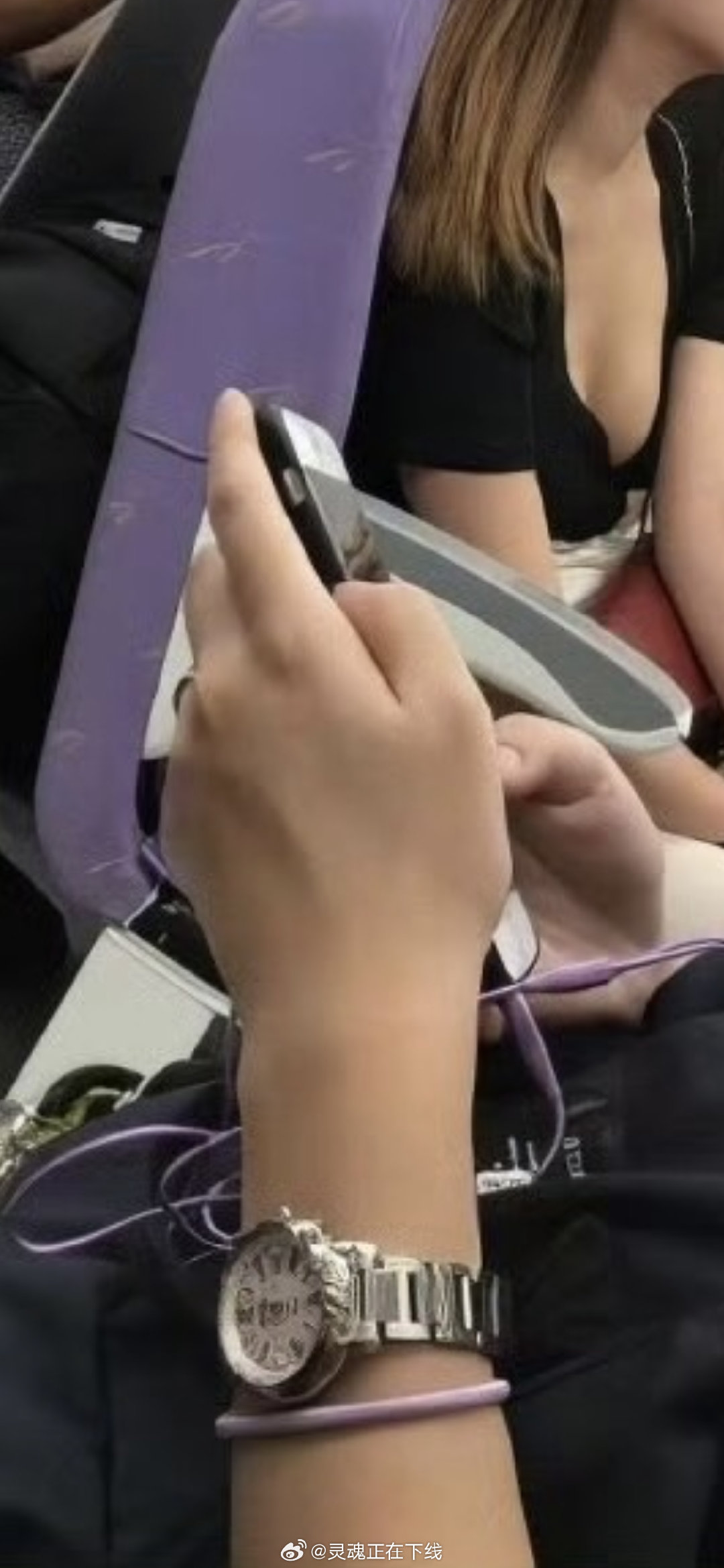 高铁上的有钱人也还在用home键iPhone！​