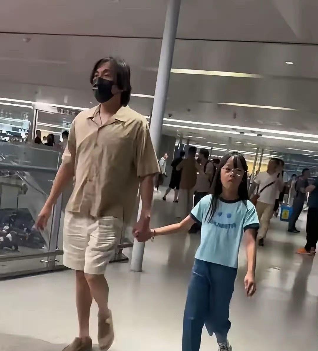 伊能静太难了，美了一辈子生了两个娃，无奈儿子女儿都随爸！伊能静的颜值和气质放在