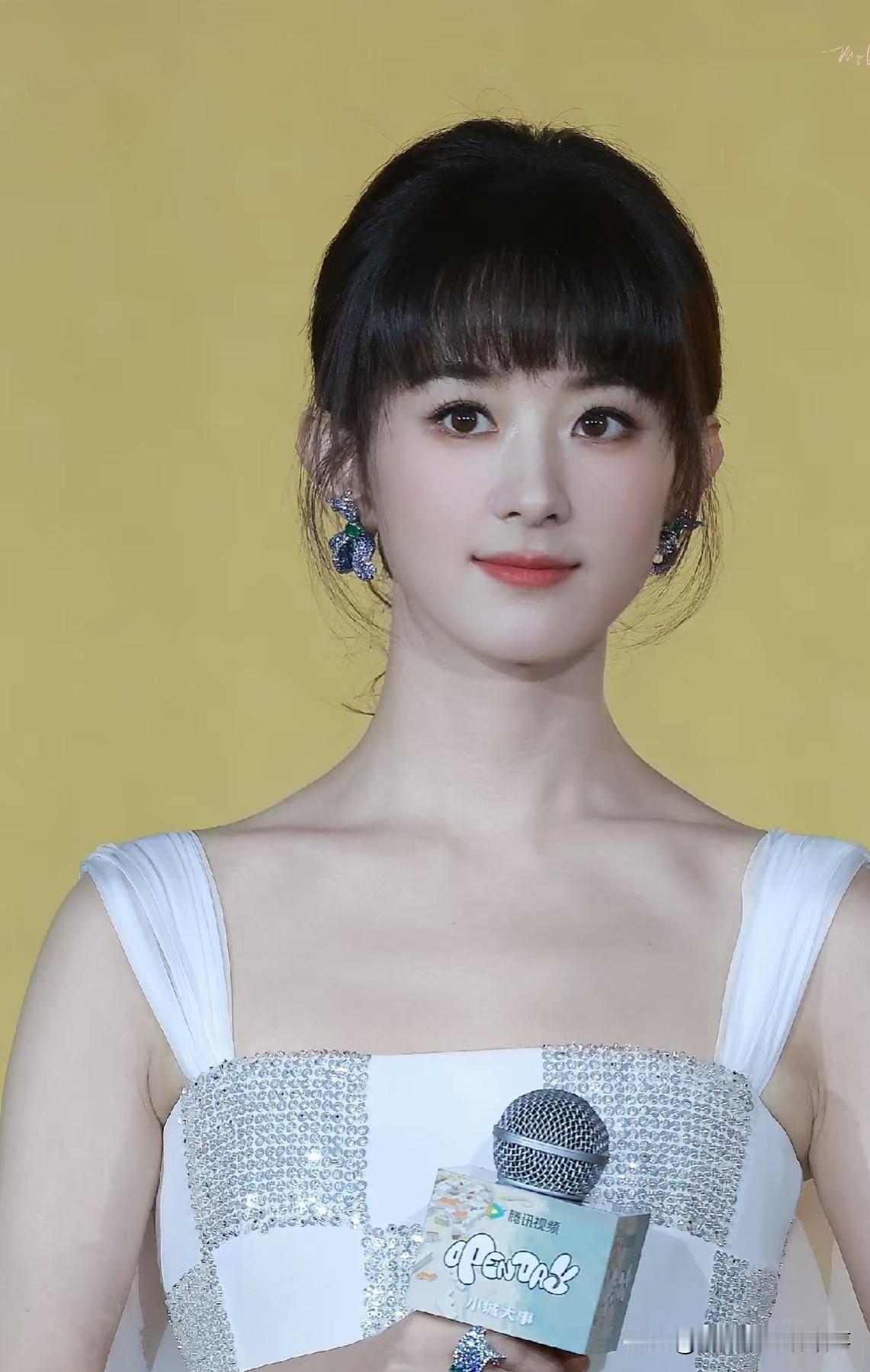 赵丽颖新造型一出，评价直接两极分化，有人吐槽有人狂夸。吐槽的直呼看不懂造型