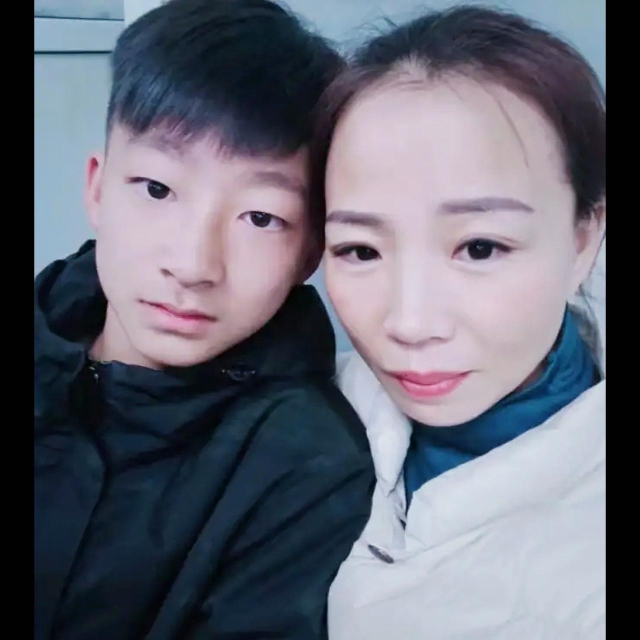 河南15岁少年谎报年龄下井救3岁女童，经历5次失败，女孩父亲却磕头感谢！2