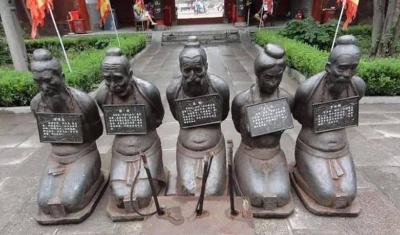 1753年，秦桧的后人秦大士中了状元，结果乾隆知道后，便当着众人的面问：“秦爱卿
