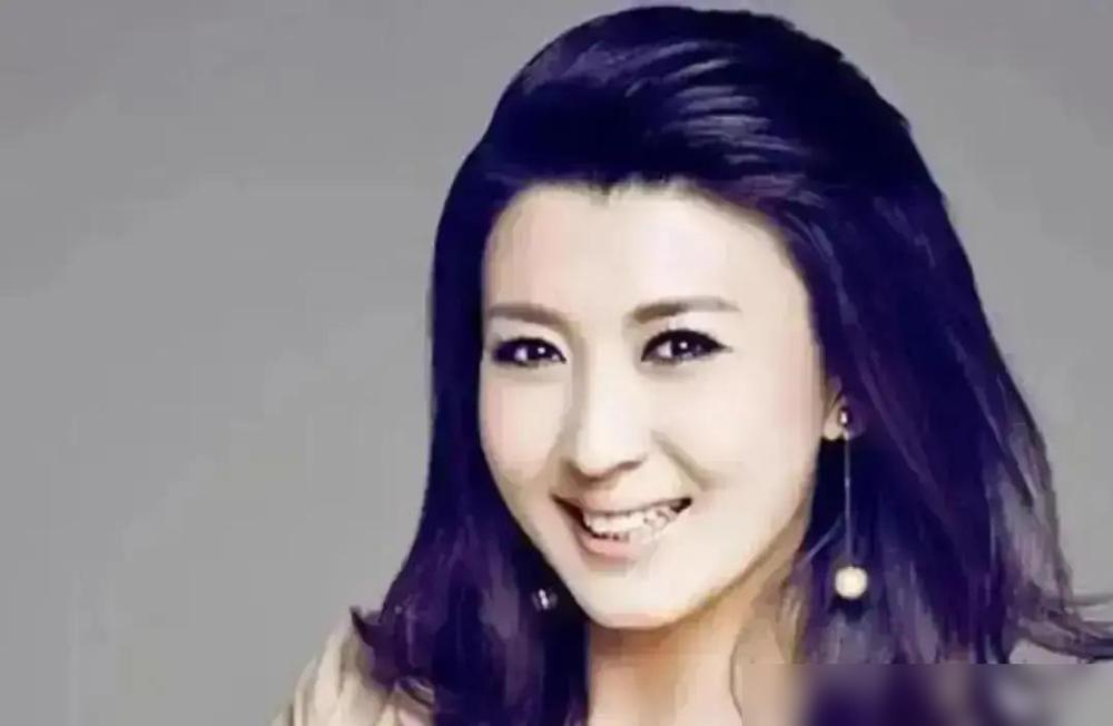 闫学晶把微博、抖音全删了，头像换成空白。第二天，热搜还在挂她名字。起因是最近