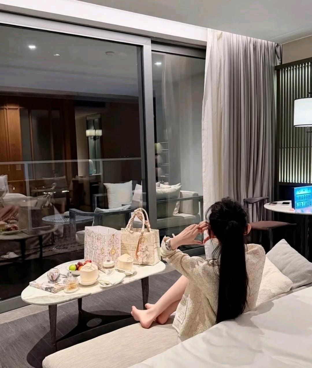 她忘了镜子会反光，女友生日时给我发来的为什么女生喜欢过生日喜欢住酒店？