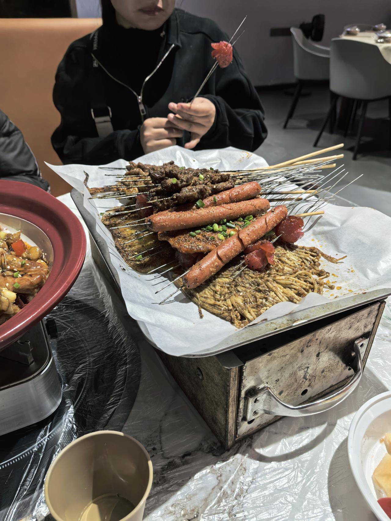美食家常打卡🔥休息日的快乐密码！一家三口锁死这家烧烤店，砂锅牛蛙+基围虾直接封
