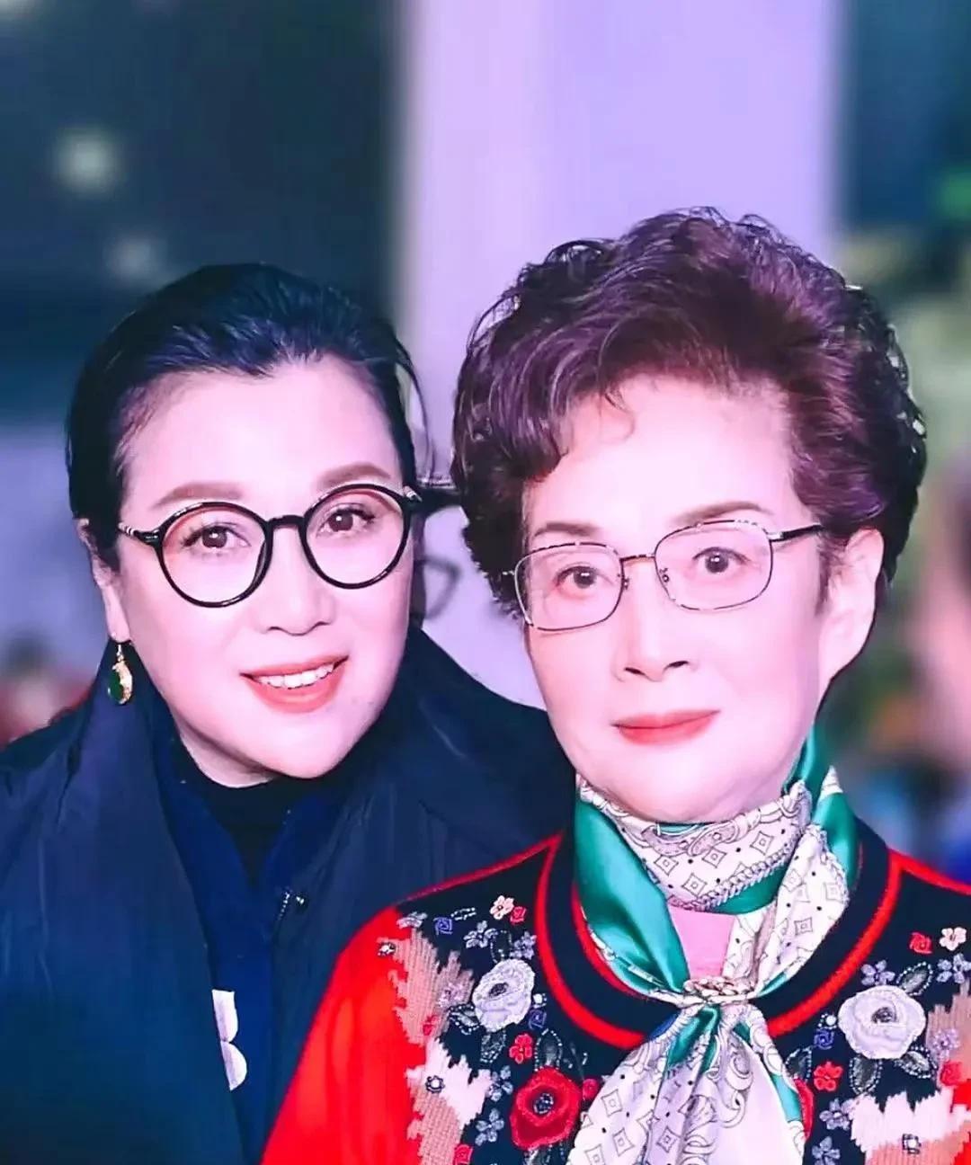 越剧“陆派”两代优秀传人曹银娣（右）、黄慧。曹银娣主演的《珍珠塔》《碧玉簪》《