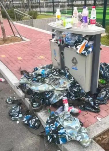 这事确实有点可惜。不少大学军训结束后，迷彩服被直接扔在垃圾桶边。有人觉得浪费