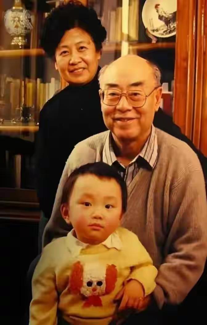 当年，完成了毛主席交给科学家“两弹一星”的光荣任务，隐匿28年之久的中国氢弹之父