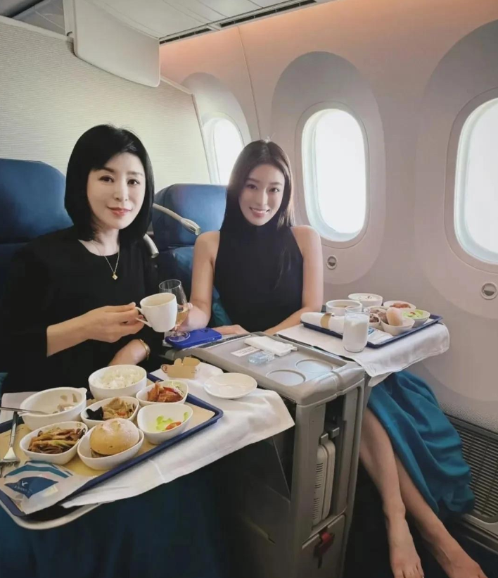 她们为什么能坐飞机头等舱？