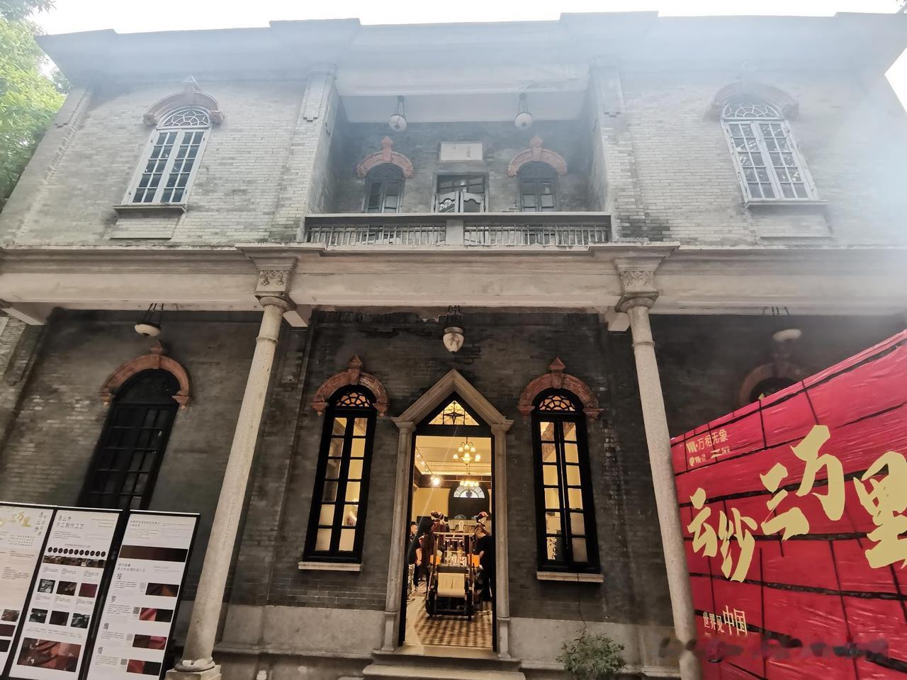。佛山岭南天地简氏别墅变身香云纱商场，只开后门，大门紧闭。简氏别墅建于192