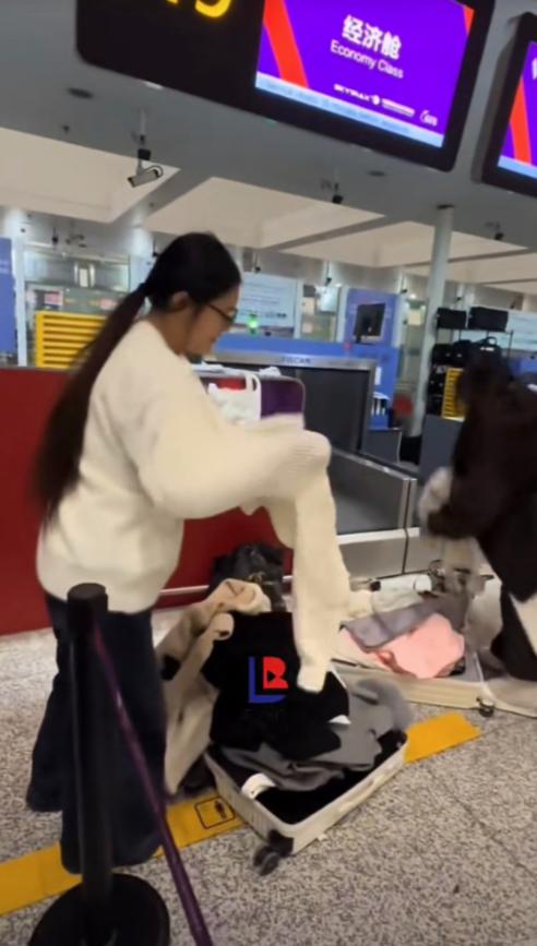 哭笑不得！两名女孩去机场坐飞机，拖着两个白色行李箱到柜台，看外表还挺轻巧，可等工