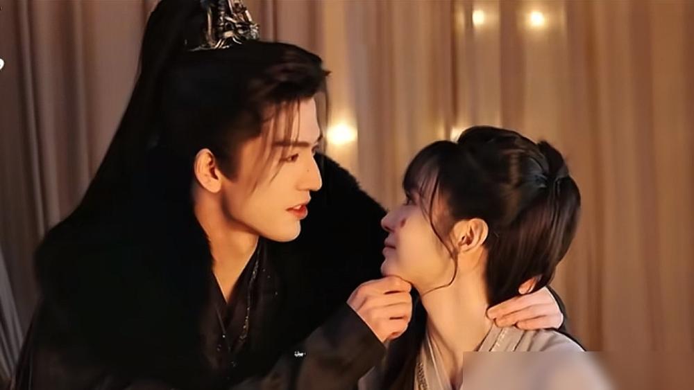 刷到逐玉25集没？战场揪出未婚夫是卧底，转头他就把人按马背上啃得嘴角流血！就