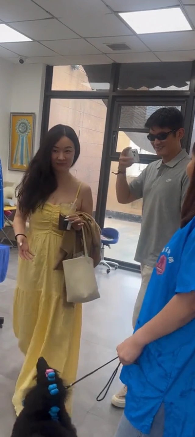陕西偶遇霍思燕夫妇，杜江手上拎着一大袋肉夹馍，都够他俩吃3天有网友在陕西咸阳的一