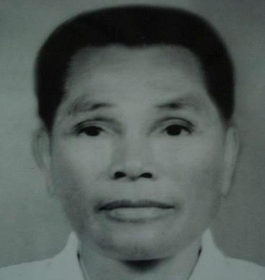 1960年，乐会县的1位老农何世富“油尽灯枯”，走到生命的最后时刻。他喊来妻子曾