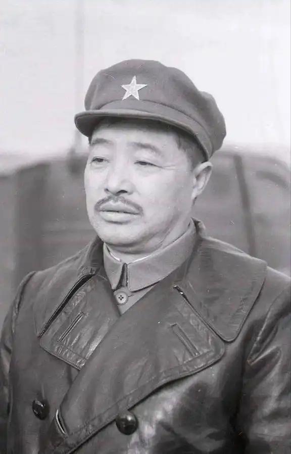 抗战初期，贺老总一度很闹心：120师两个首任旅长，都出了变故！这事儿说起来真