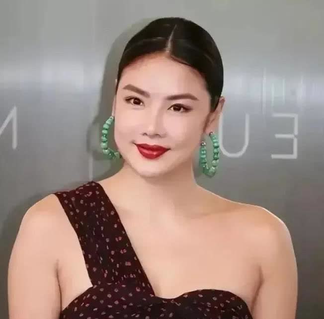 “天王嫂”近照曝光：黎明花7亿追她，二婚嫁“假富豪”，胖到认不出。乐基儿因为