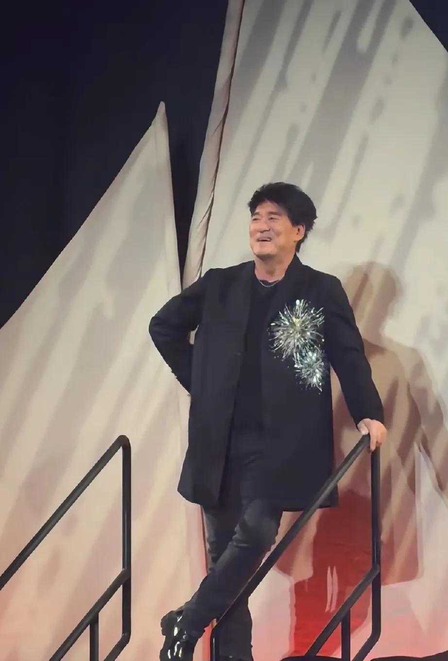 周华健可能是开演唱会歌手中，网友评价最高的一位。看有去现场的人说，他都坐累了，周