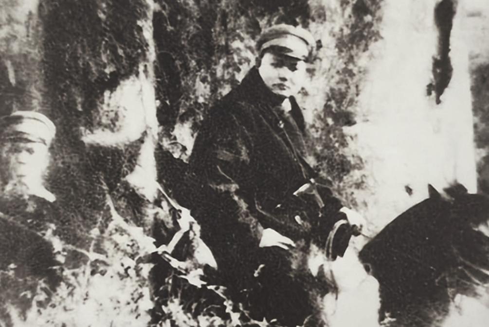 1935年夏，两个方面军在懋功会师，红一方面军第9军团只剩下一个营的兵力。一个红