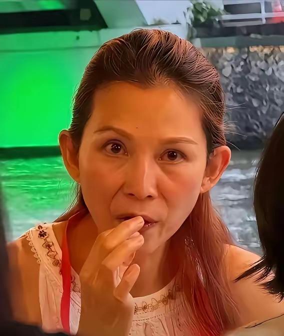 曾经她是香港第一女神，美得不得了？现在法令纹，眼袋，泪沟纹，全出来了，比同龄人老