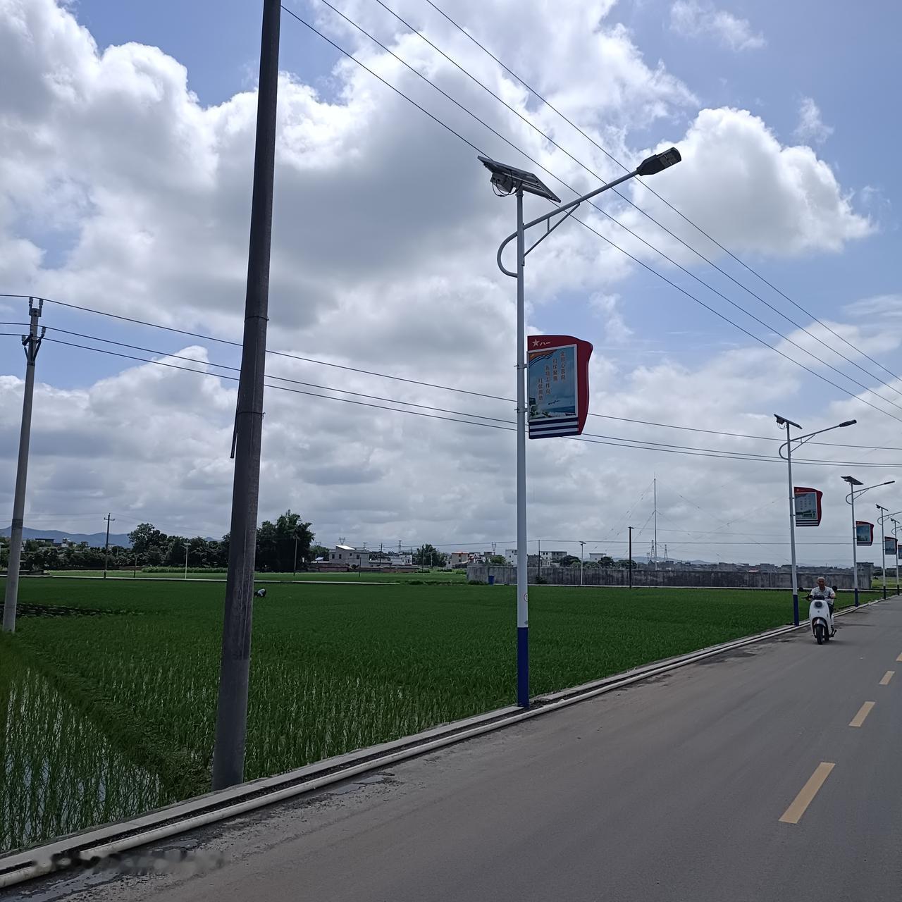 如今跨国婚恋增多，部分外籍男性和中国女性结婚后，满足条件便可申请中国永居，留在国