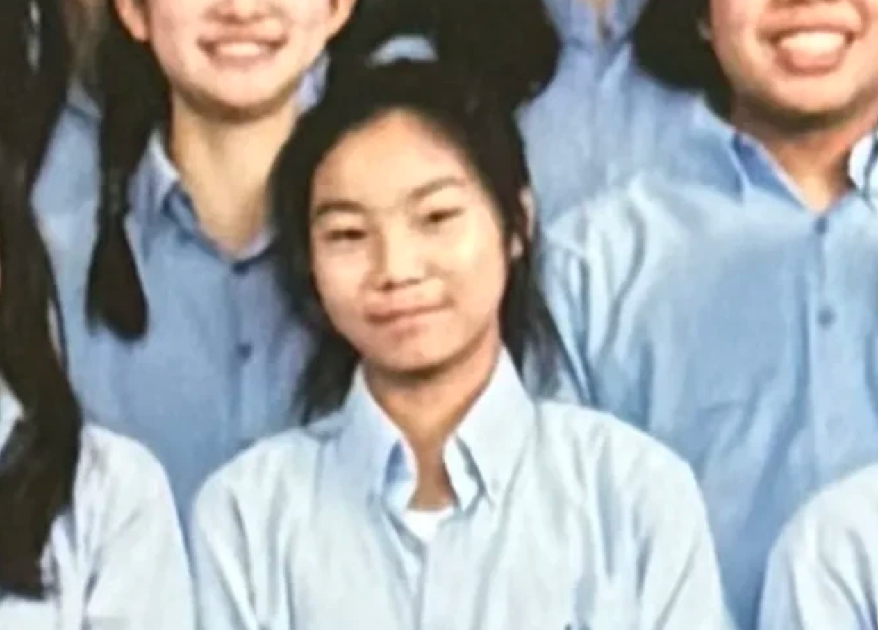 宗馥莉同父异母的妹妹宗婕莉，原来是在杭州读的小学。大概是读初中的时候才去的美国。