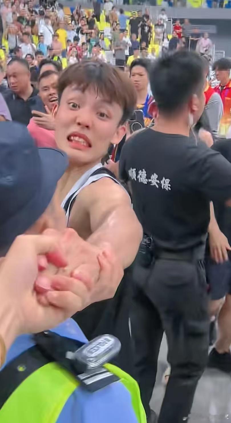 昨晚代表广东全运队得到34分的徐杰，被球迷握手握出了表情包[捂脸哭]徐杰34分率队