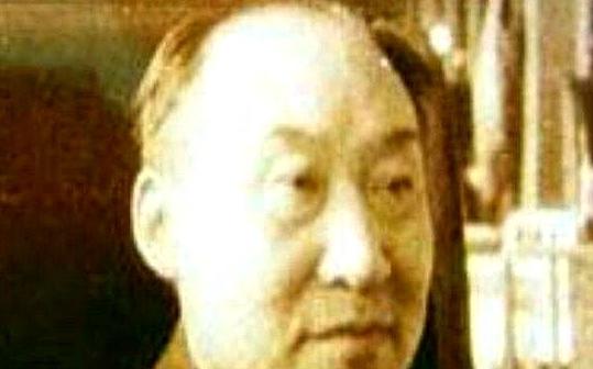 1972年，钱学森在中关村大街散步，遇到一个乞丐向他乞讨。当钱学森准备掏钱给乞丐