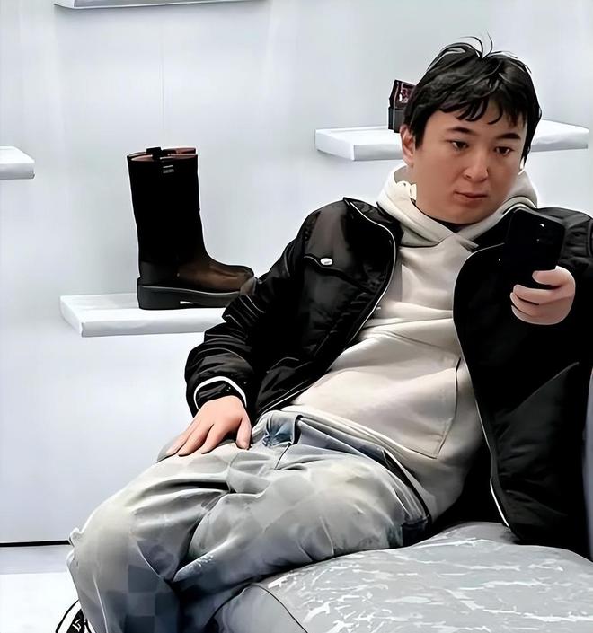 黄一鸣在直播间里，那可真是打开了话匣子，大聊特聊与王思聪的那些过往，每一句都离不开“有钱任性”这四个