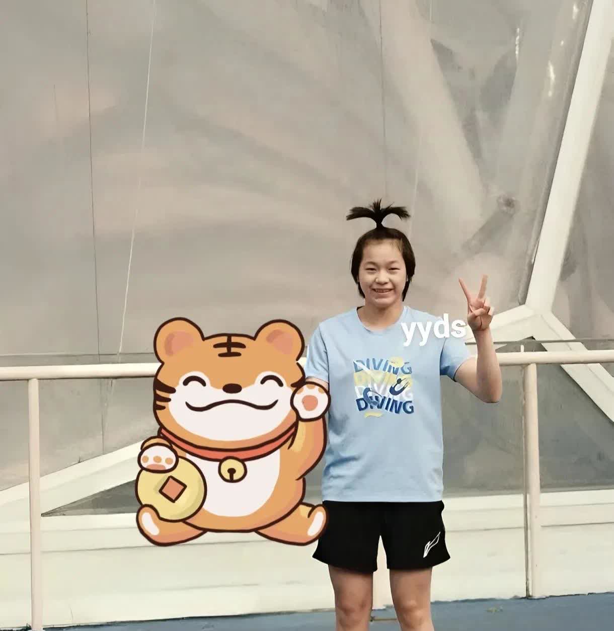 今天在训练馆撞见全红婵了！远远瞅见她扎着标志性小揪揪，穿浅蓝T恤，配黑短裤，晃眼