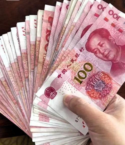 一女子捡到一万二千元钱，遂交到派出所。派出所很快找到失主，失主说“我丢了一万四，